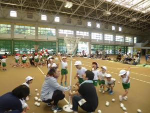 玉入れをしている子どもたち